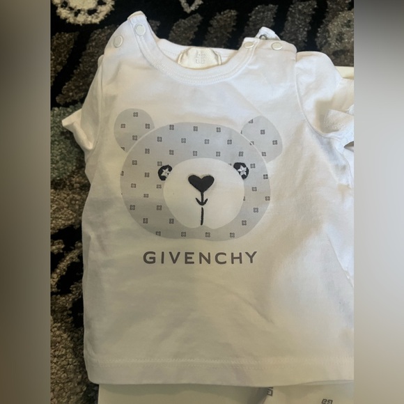 Givenchy - Picture 2 of 3